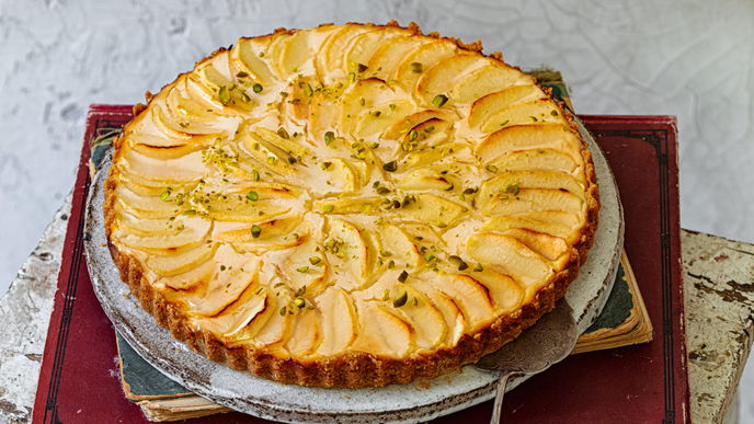 Unsere Apfel-Schmand-Tarte wird mit Pistazien verfeinert & ist ein echter Genuss