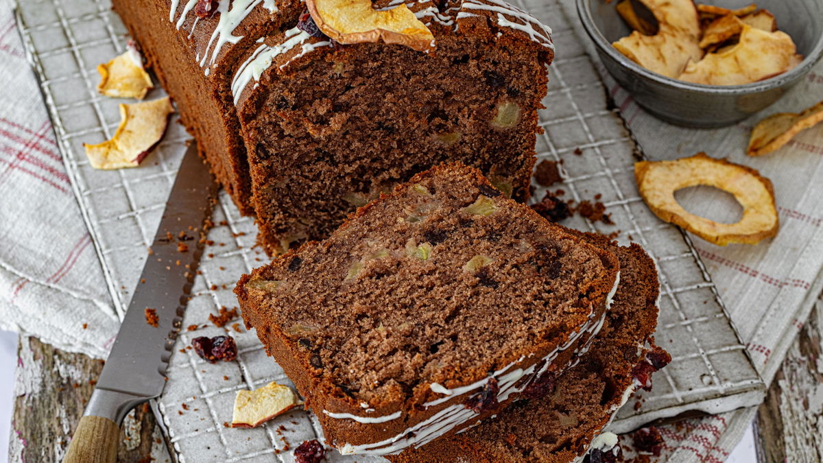 Apfel-Schokokuchen mit Haselnüssen: Mit diesem Rezept starten wir in den Herbst – und lieben es!