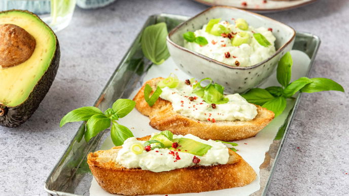 Avocado-Bruschetta mit Ricotta: Unser Rezept ist der Vorspeisen-Klassiker 2.0 – ohne Tomaten