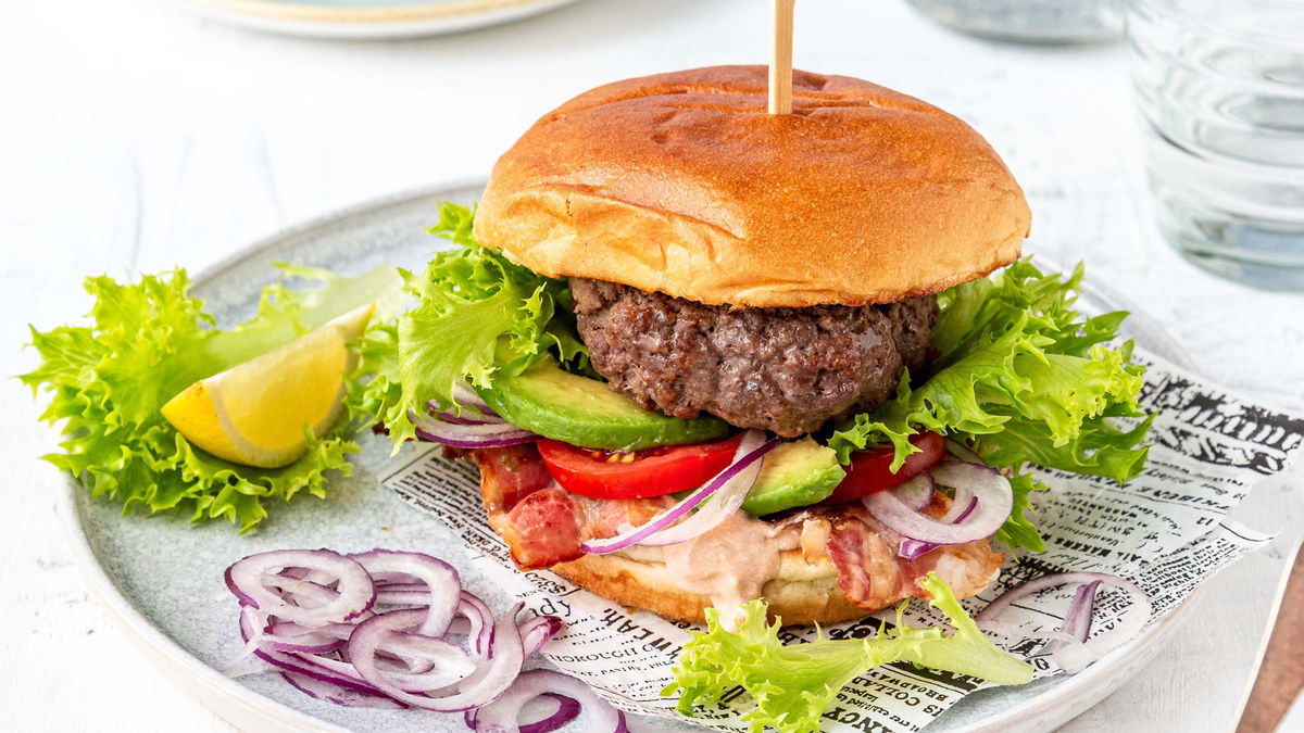 Avocado-Burger mit Speck: Unser Blitzrezept ist perfekt für den großen Hunger