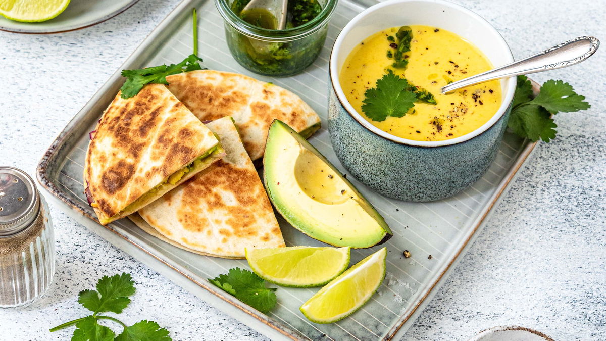 Avocado-Quesadillas mit Maissüppchen & Korianderöl: Einfaches & schnelles Rezept für jeden Tag