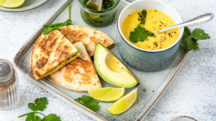 Avocado-Quesadillas mit Maissüppchen & Korianderöl: Einfaches & schnelles Rezept für jeden Tag