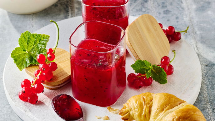 Johannisbeergelee mit Zitronenmelisse: Unser schnelles Rezept schmeckt zu Croissants und Co.