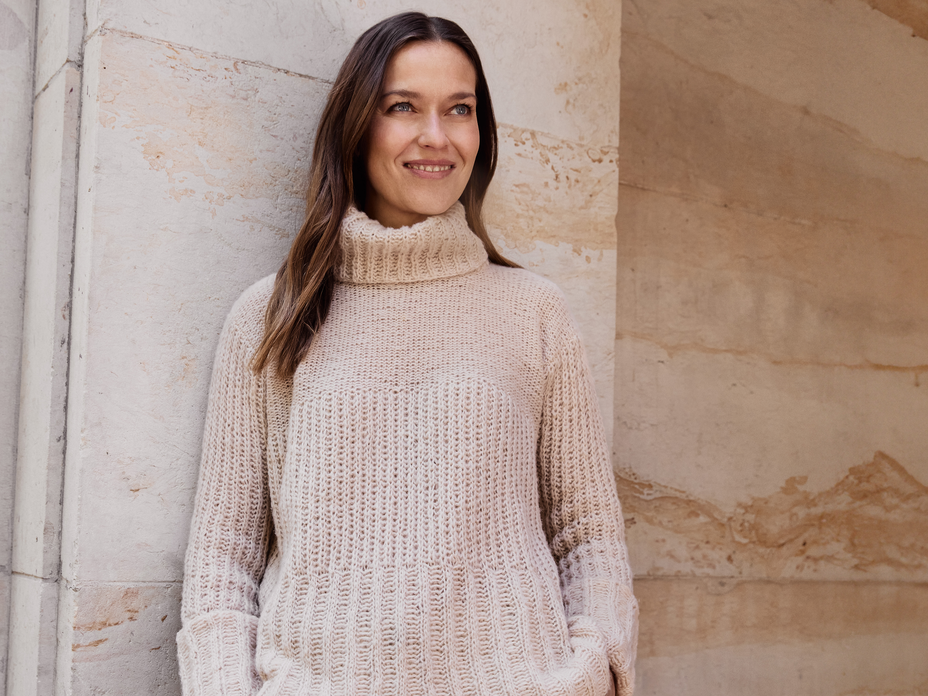 Model in Kuschelpullover von Lana Grossa