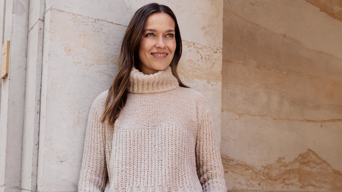 Der beigefarbene Kuschelpullover mit Rollkragen von Lana Grossa zum Nachstricken