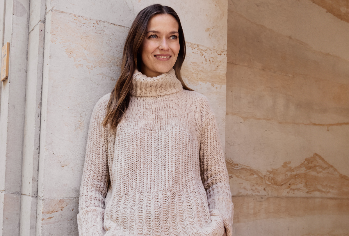 Model in Kuschelpullover von Lana Grossa