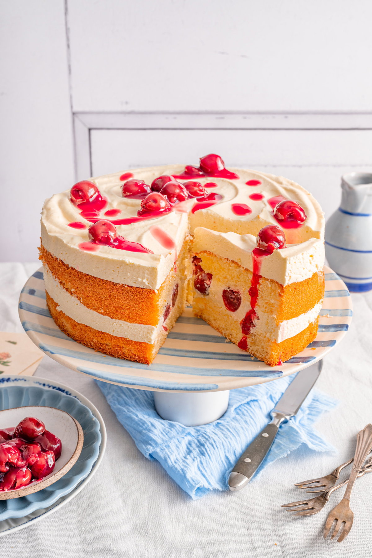 Schmand-Torte mit Kirschen