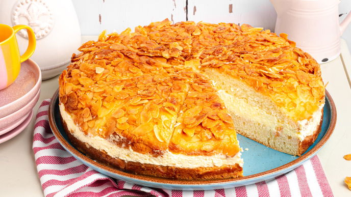 Unser klassischer Bienenstich schmeckt wie bei Oma: Schnelles & einfaches Rezept 