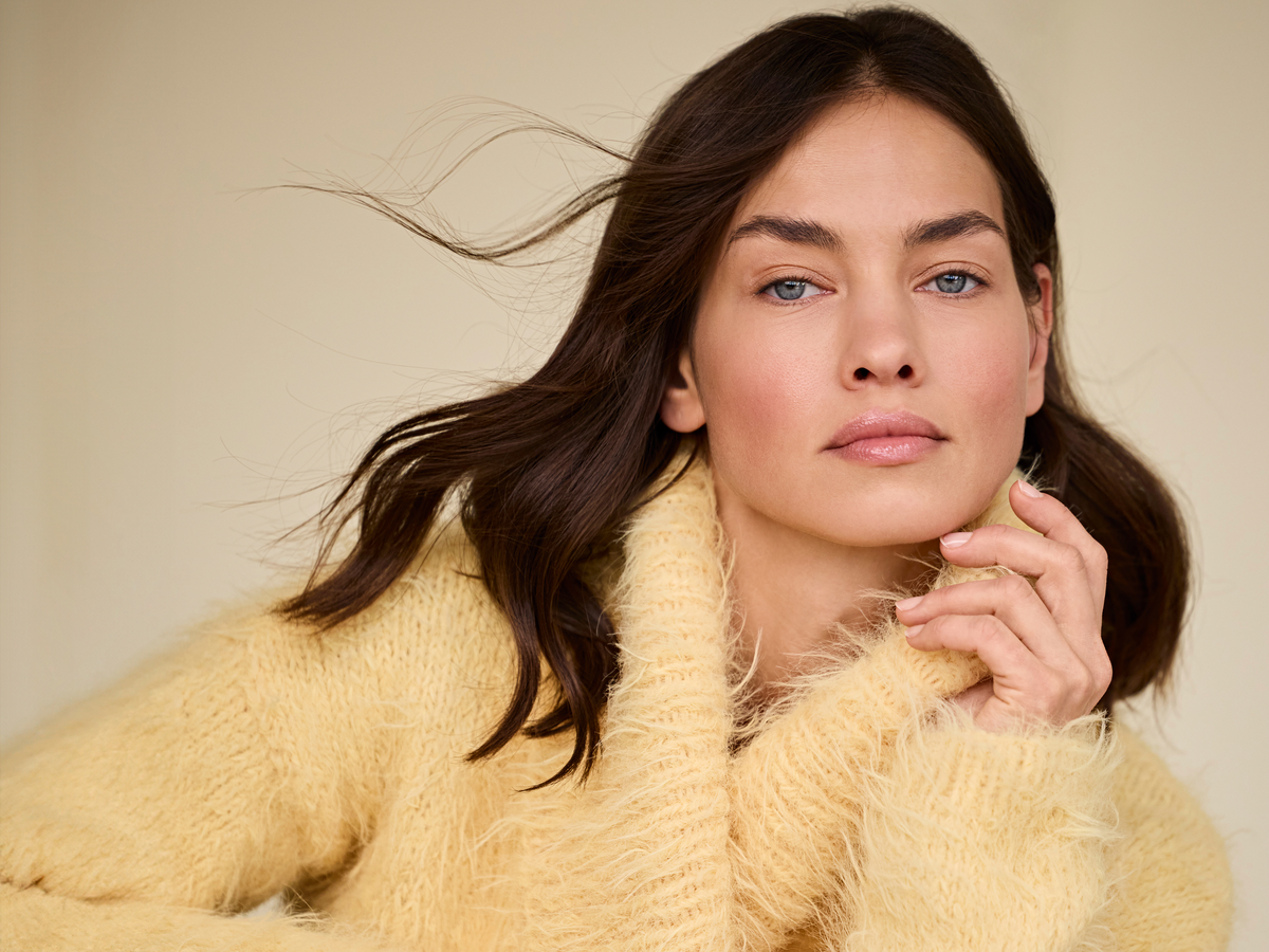 Model in flauschiger Wickeljacke von Lana Grossa