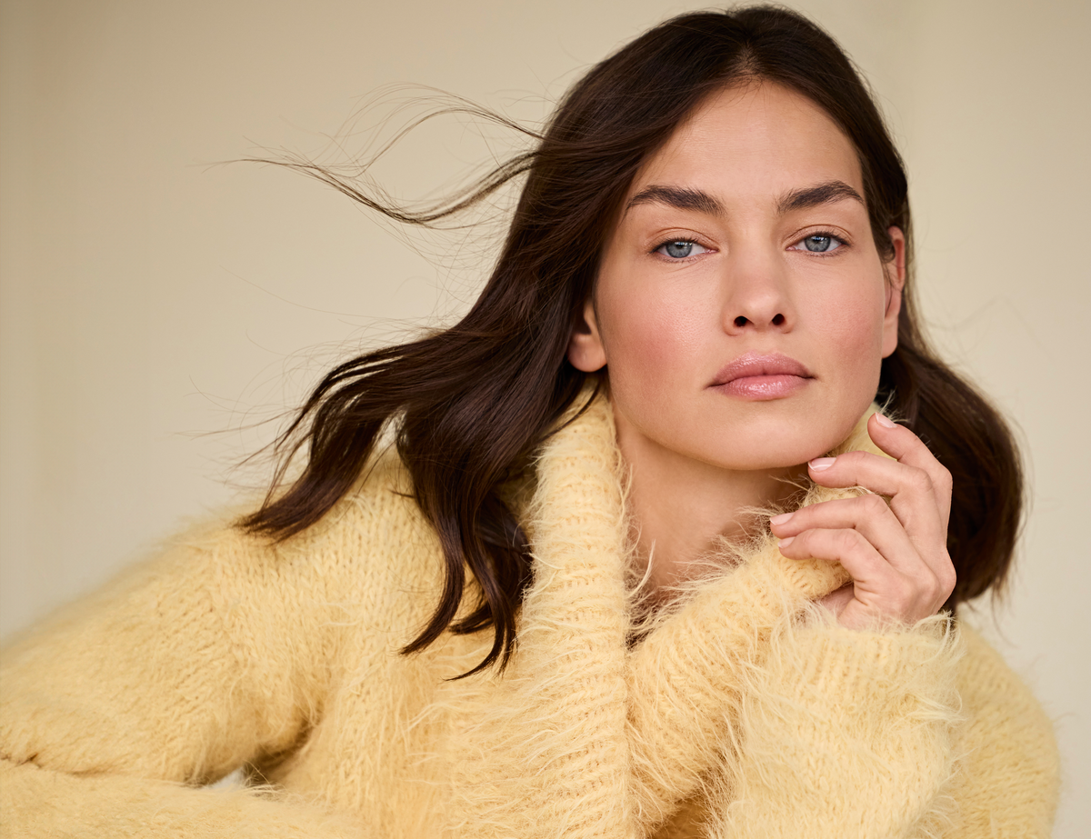 Model in flauschiger Wickeljacke von Lana Grossa