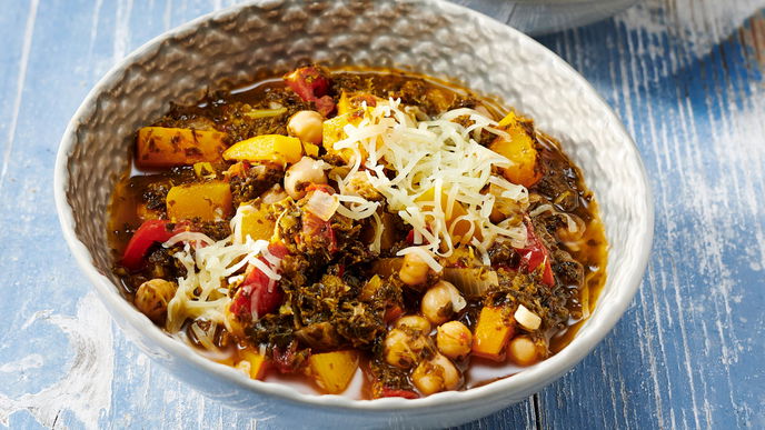 Veggie-Grünkohl-Eintopf mit Pfiff: Unser schnelles Rezept wird mit Kürbis & Bergkäse verfeinert