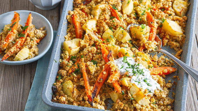 Karotten-Crumble mit Apfel: Unser herbstliches Rezept für alle, die es herzhaft lieben