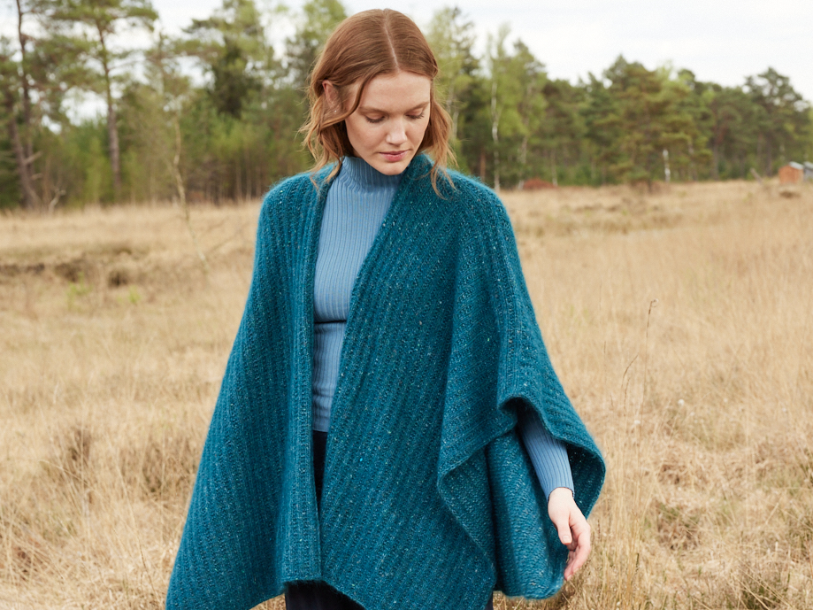 Model in Kaschmirponcho von Lana Grossa
