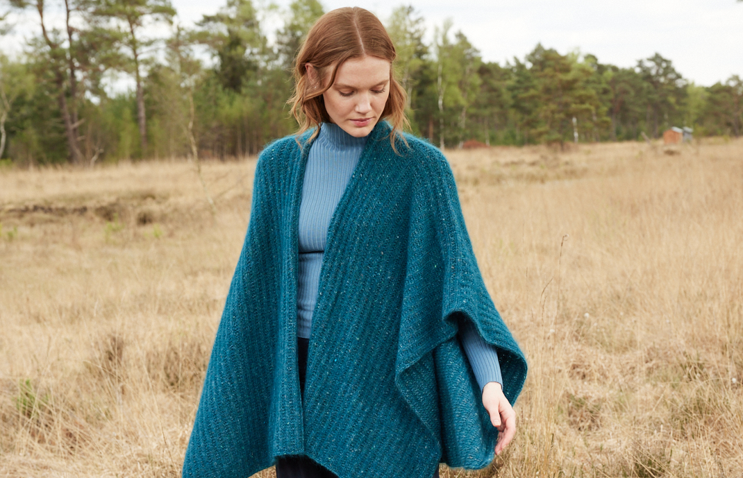 Model in Kaschmirponcho von Lana Grossa
