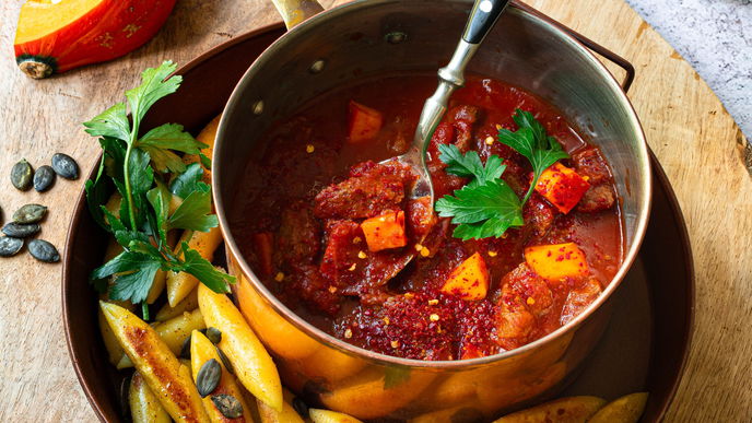 Einfaches Kürbis-Gulasch mit Schupfnudeln: Leckeres Rezept für den Herbst, das uns von innen wärmt