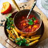 Einfaches Kürbis-Gulasch mit Schupfnudeln: Leckeres Rezept für den Herbst, das uns von innen wärmt