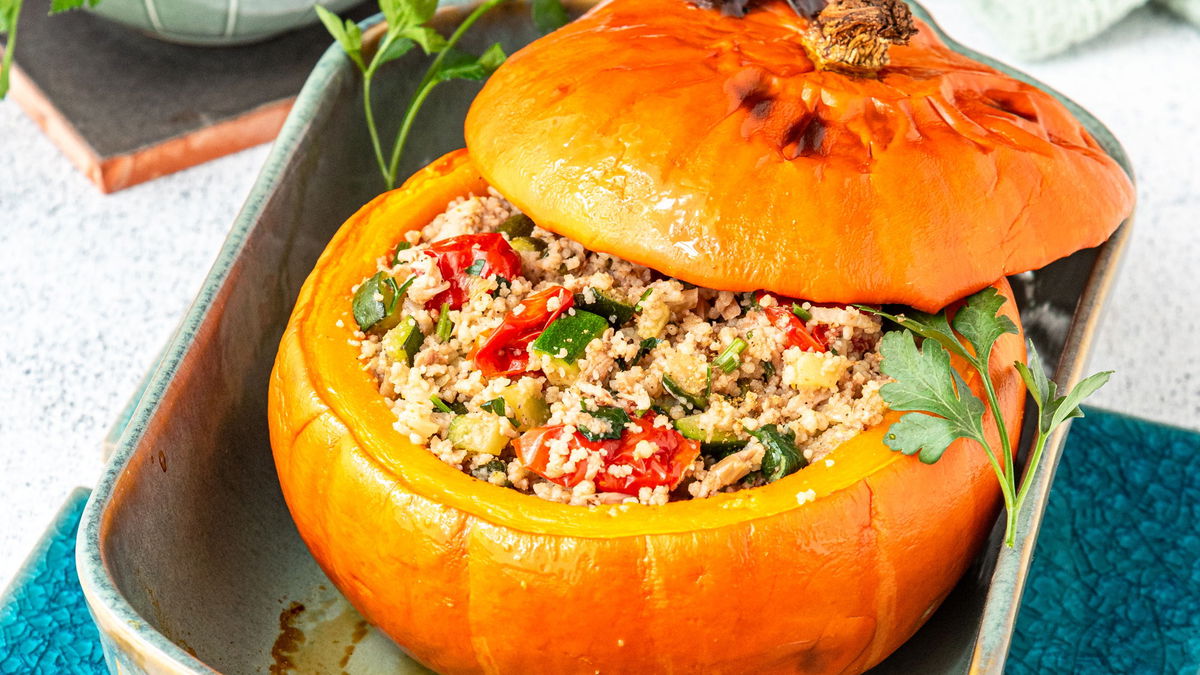 Gefüllter Kürbis mit Kichererbsen-Couscous: Unser einfaches Rezept kommt frisch aus dem Ofen 