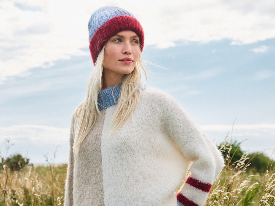 Model mit flauschiger Mütze von Lana Grossa