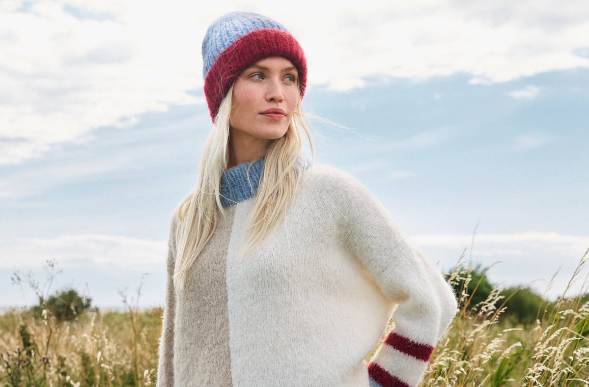Model mit flauschiger Mütze von Lana Grossa