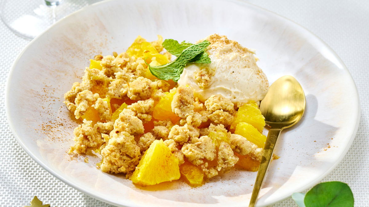 Orangen-Crumble mit Pekannuss-Eis: Ein besonderes Dessert-Rezept, wenn es schnell gehen muss