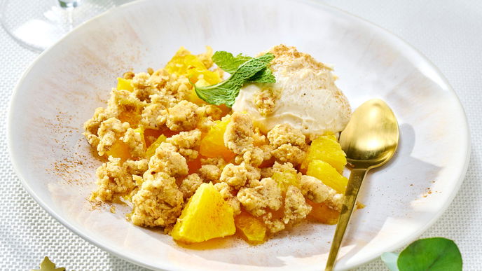 Orangen-Crumble mit Pekannuss-Eis: Ein besonderes Dessert-Rezept, wenn es schnell gehen muss
