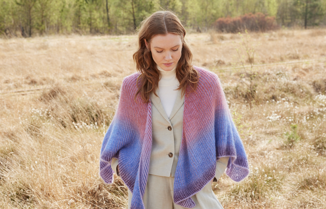 Model in Poncho-Schultertuch von Lana Grossa