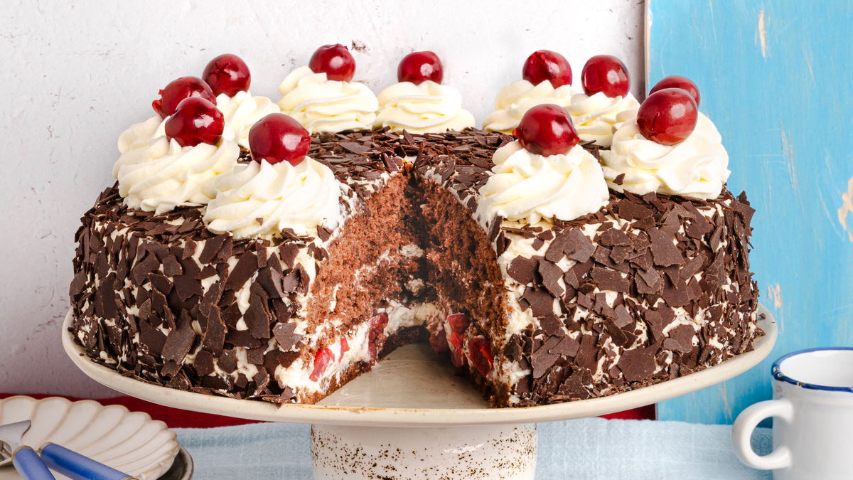 Schwarzwälder Kirschtorte: Unser klassisches Torten-Rezept mit Sahne & Sauerkirschen