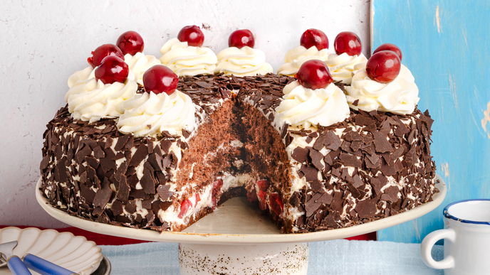 Schwarzwälder Kirschtorte: Unser klassisches Torten-Rezept mit Sahne & Sauerkirschen