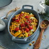 Zucchini-Crumble mit Ofentomaten: Unser Rezept ist blitzschnell fertig und dabei einfach lecker