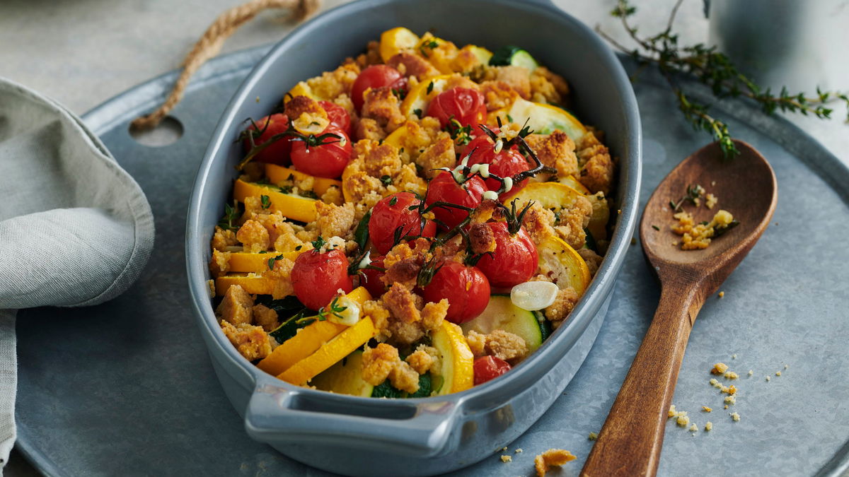 Zucchini-Crumble mit Ofentomaten: Unser Rezept ist blitzschnell fertig und dabei einfach lecker 