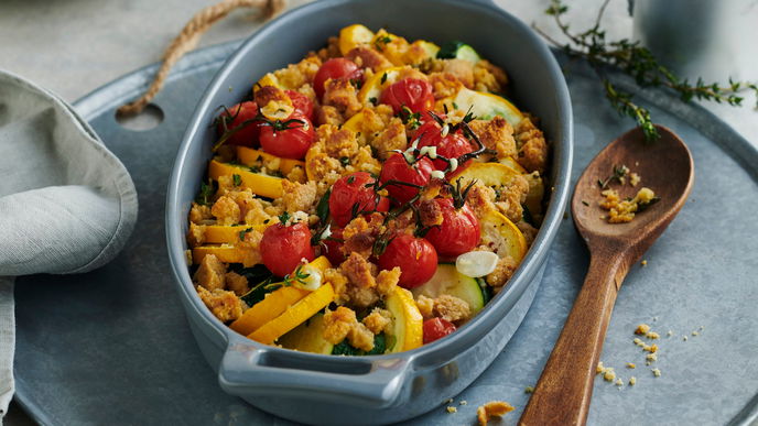 Zucchini-Crumble mit Ofentomaten: Unser Rezept ist blitzschnell fertig und dabei einfach lecker 