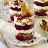 Schichtdessert aus dem Himmel: Unser weihnachtliches Rezept für Beeren-Trifle mit Kardamom-Crunch