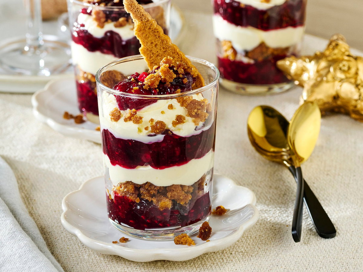 Beeren-Trifle mit Zimt-Kardamom-Crunch