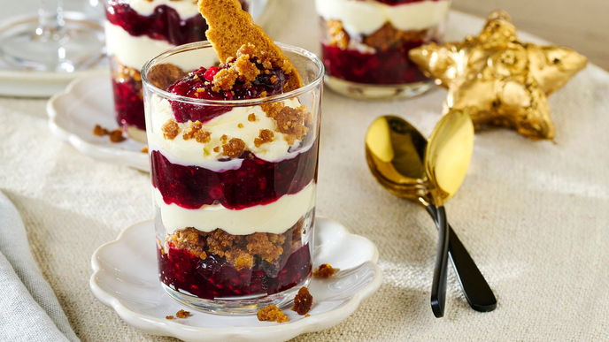 Schichtdessert aus dem Himmel: Unser weihnachtliches Rezept für Beeren-Trifle mit Kardamom-Crunch