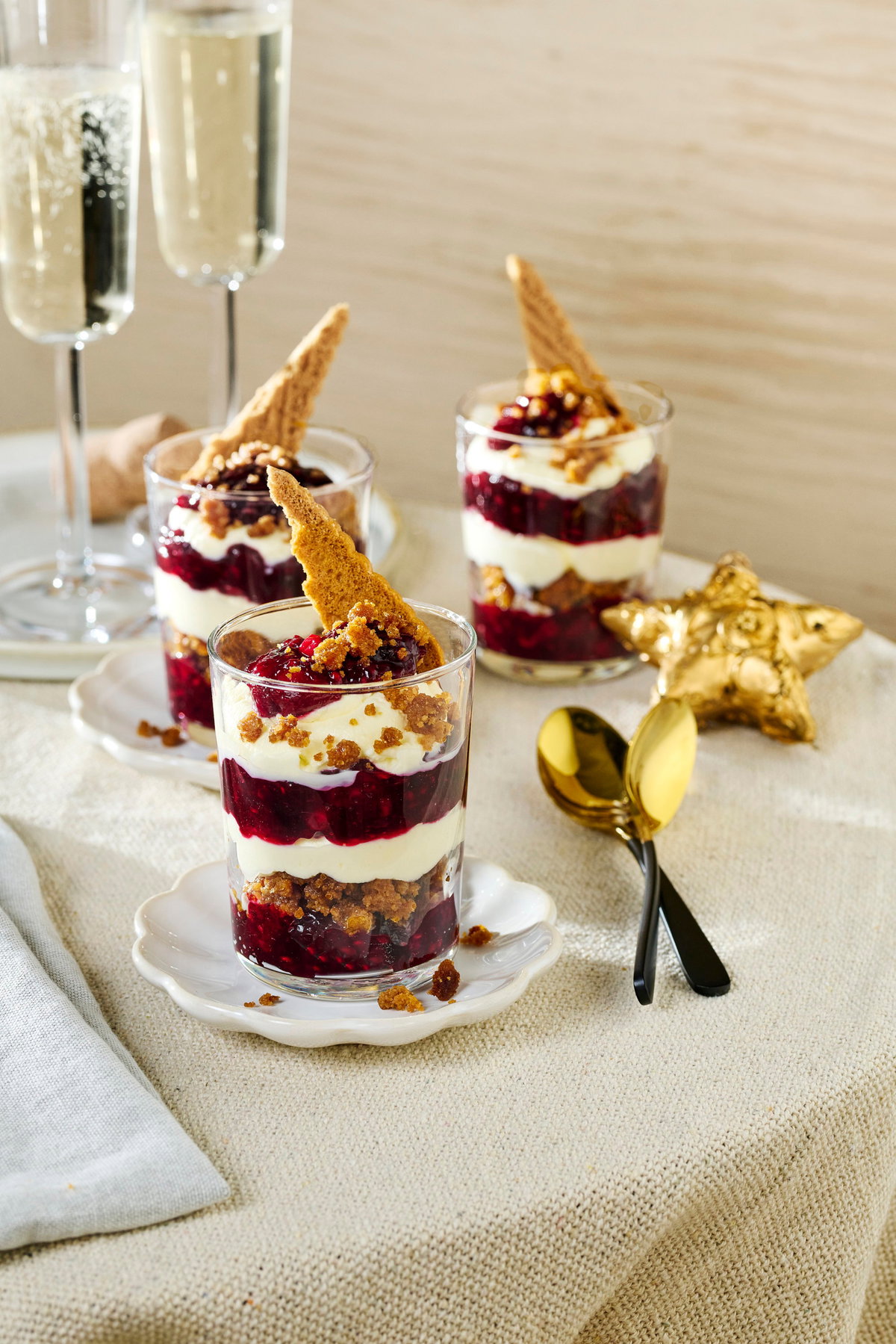Beeren-Trifle mit Zimt-Kardamom-Crunch