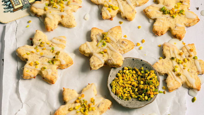 Das weihnachtliche Rezept für unsere Butter-Tonkabohnen-Plätzchen kommt ganz ohne Zucker aus!