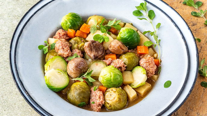 Winterglück im Topf: Unser Rezept für den Gemüseeintopf mit Maronen & Mettwurst ist deftig-lecker 