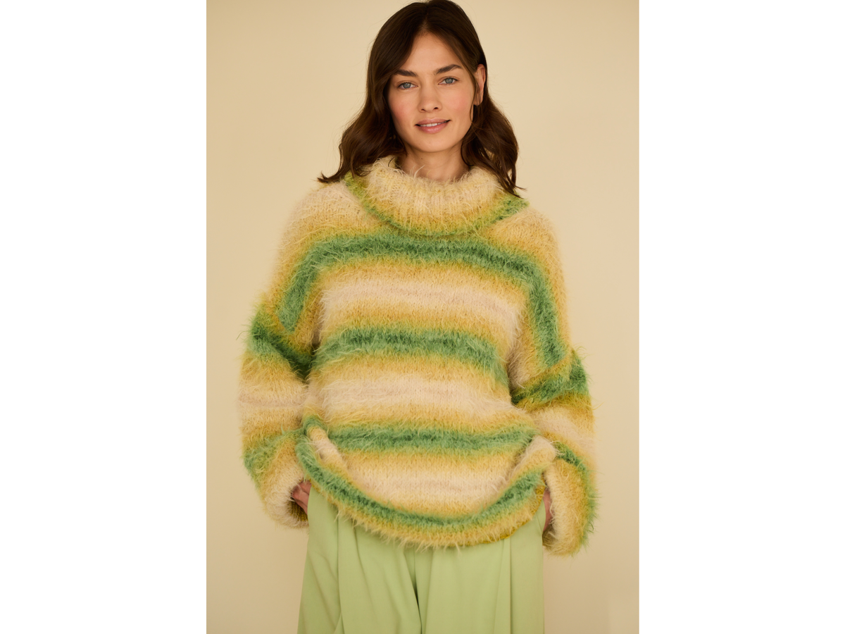 Model in Flausch-Rollkragenpullover von Lana Grossa