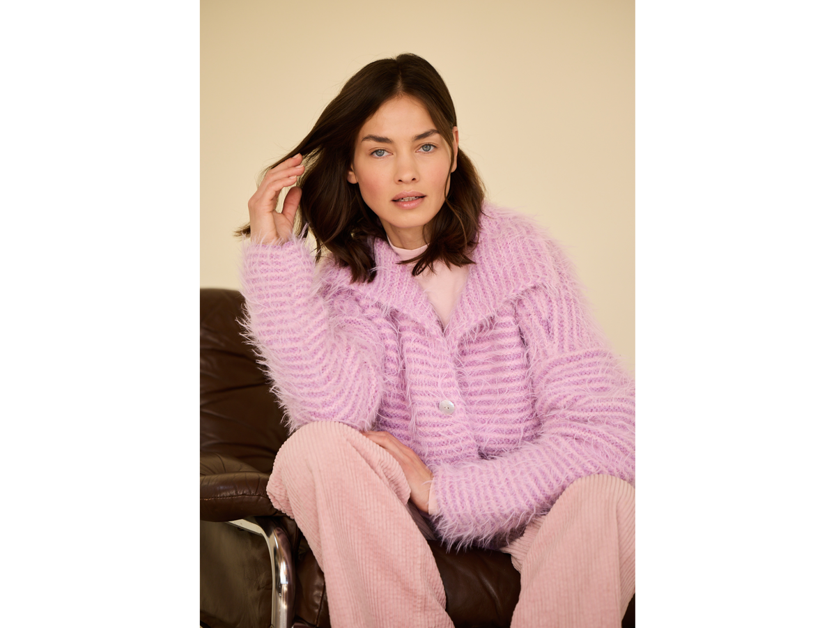 Model in flauschiger Strickjacke von Lana Grossa