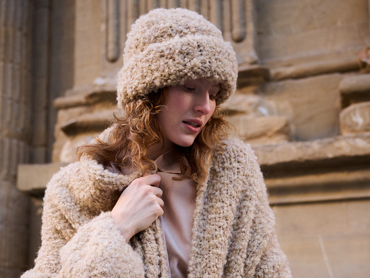 Model in fluffigem XXL-Strickmantel von Lana Grossa