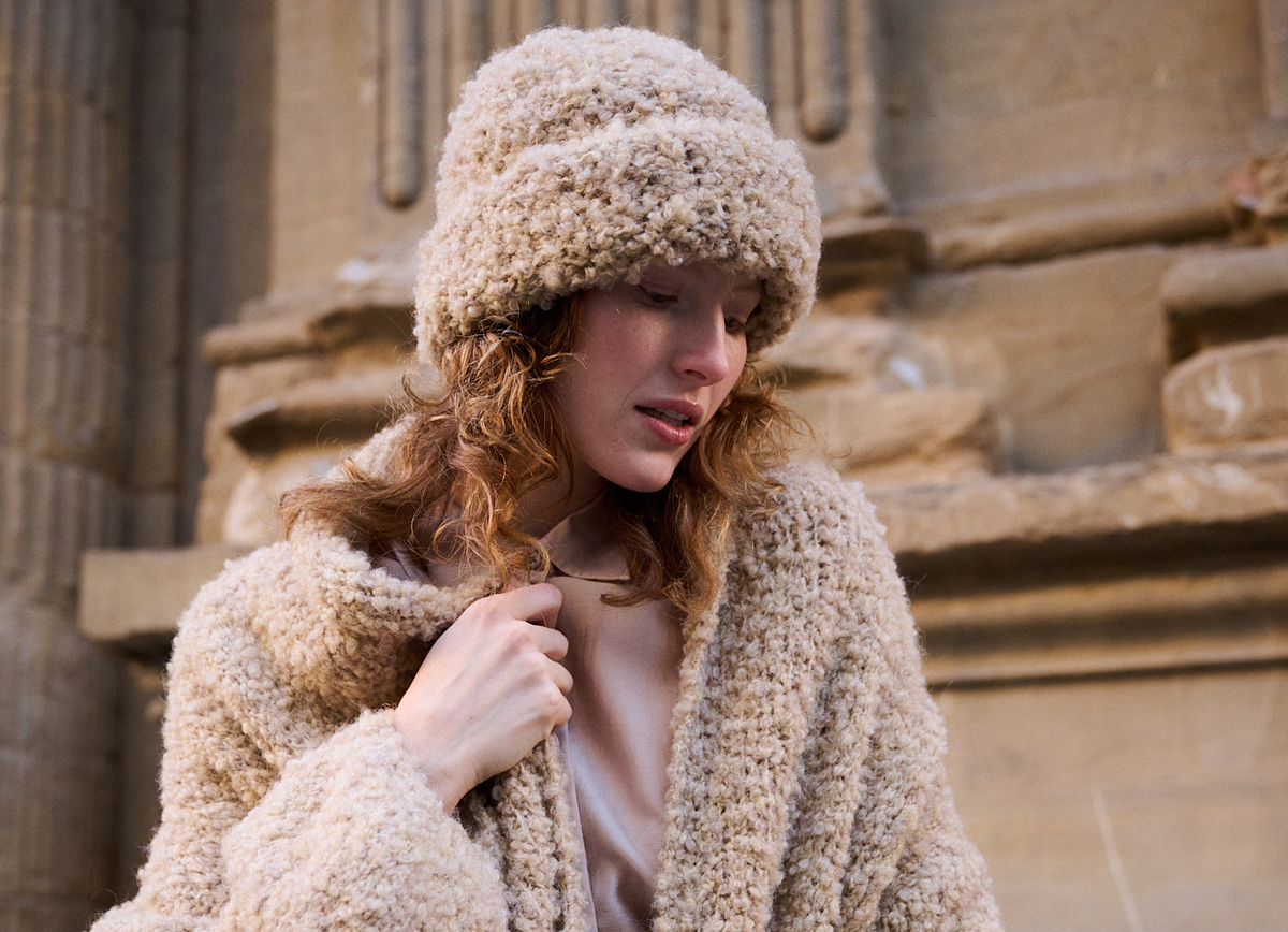 Model in fluffigem XXL-Strickmantel von Lana Grossa