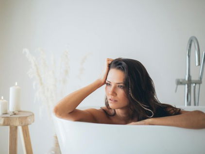 Eine Frau sitzt in der Badewanne