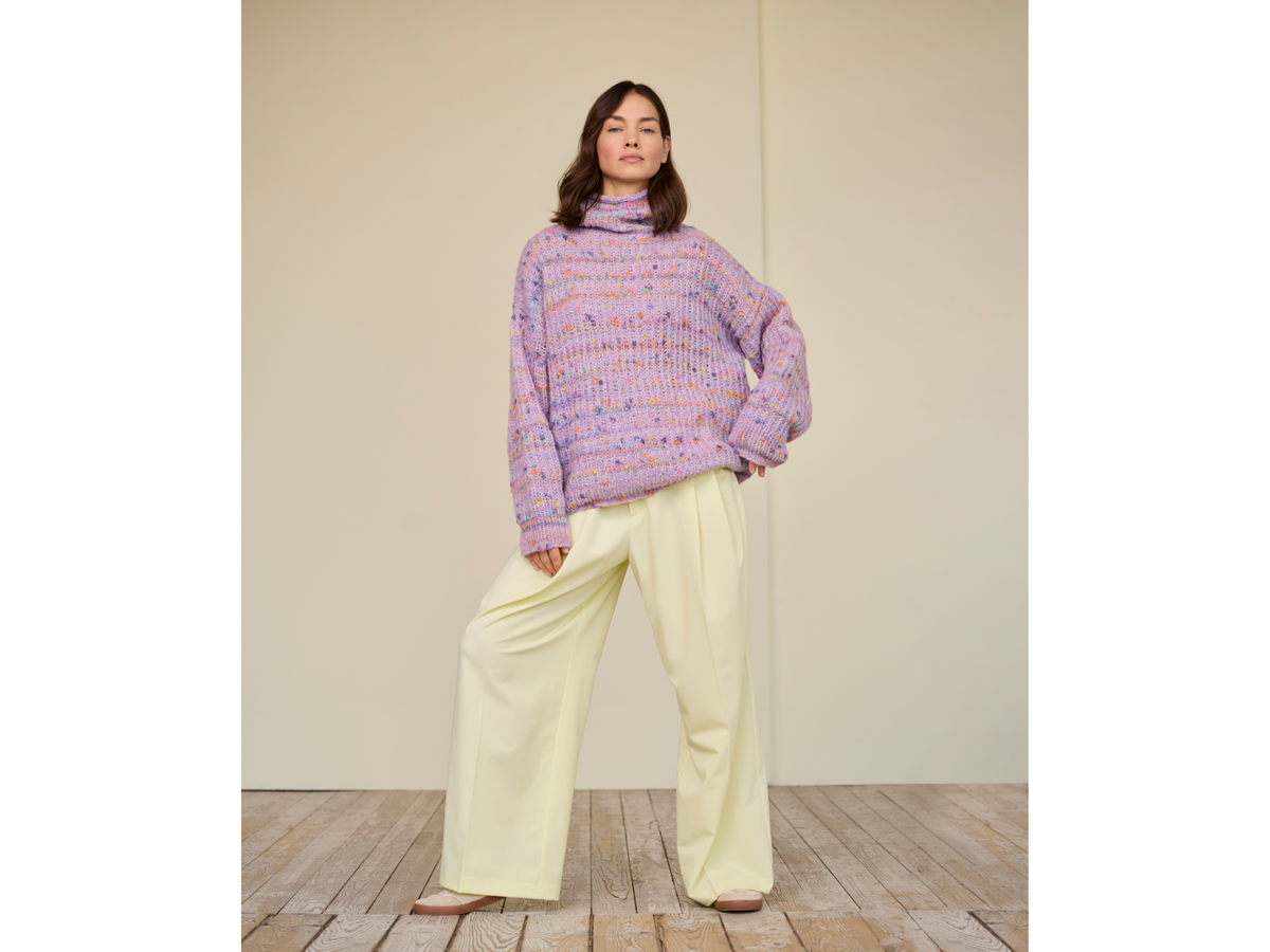 Model in Funfetti-Pullover von Lana Grossa