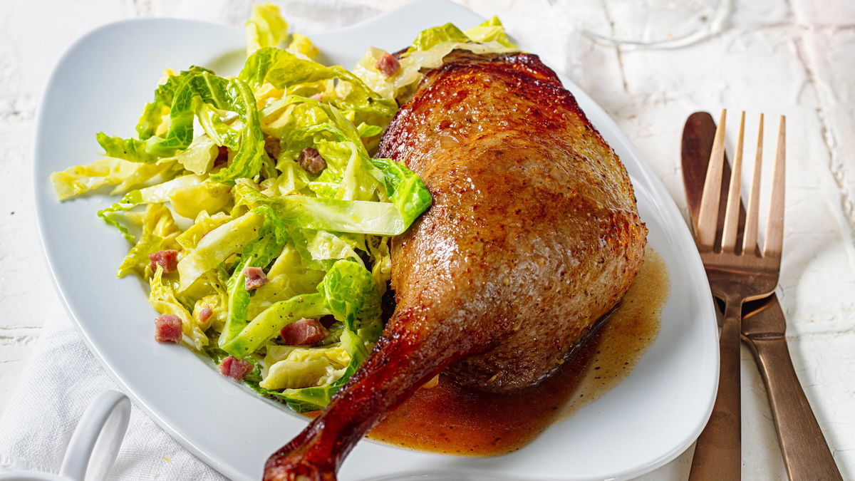 Schmorgericht fürs Fest: Unser Rezept für Gänsekeulen mit Rahm-Wirsing an den Weihnachtstagen