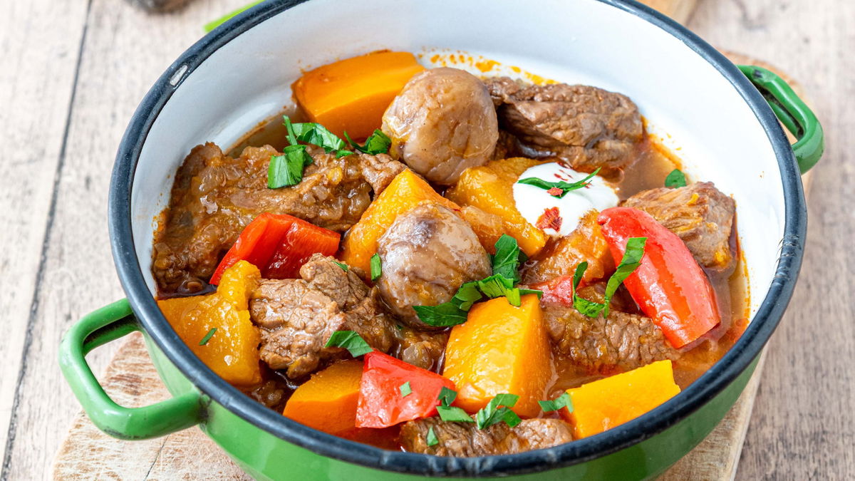Gulasch mit Maronen & Kürbis: Unser Soulfood-Rezept für kalte Tage – mit besten Zutaten!