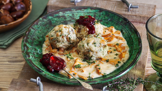 Kastanienknödel mit Rahm-Pfifferlingen & Preiselbeeren: Neues Lieblingsrezept für gemütliche Abende