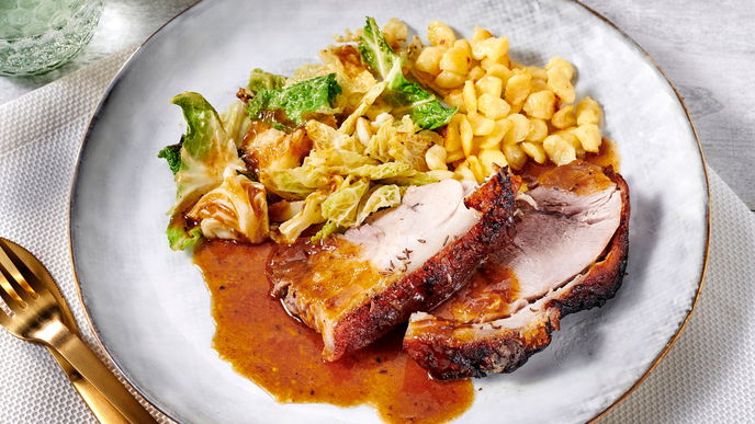 Krustenbraten mit Malzbiersauce: Zu dem weihnachtlichen Rezept servieren wir am liebsten Spätzle