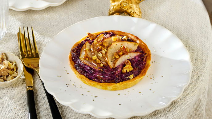 Festtags-Häppchen: Unser einfaches Rezept für die weihnachtliche Mini-Rotkohl-Quiche mit Birne
