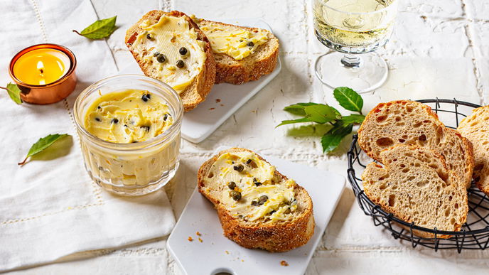 Geheimtipp für Gastgeberinnen: Unsere Orangenpfeffer-Butter ist perfekt für jedes Weihnachts-Brot