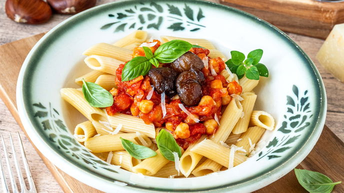 Pasta mit Tomaten-Kichererbsen & karamellisierten Maronen: Unser schnelles Rezept zum Wohlfühlen
